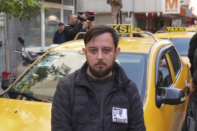 İzmir de &ouml;ld&uuml;r&uuml;len taksici son yolculuğuna uğurlandı 7