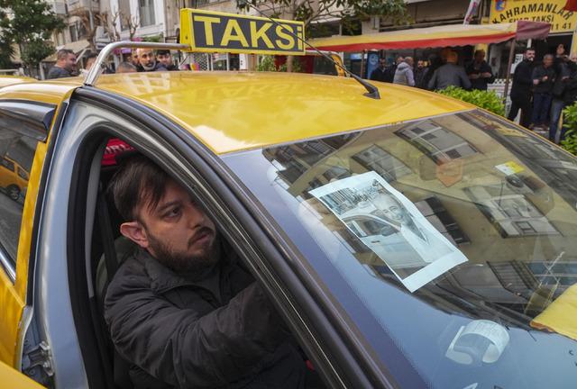 İzmir de &ouml;ld&uuml;r&uuml;len taksici son yolculuğuna uğurlandı 6