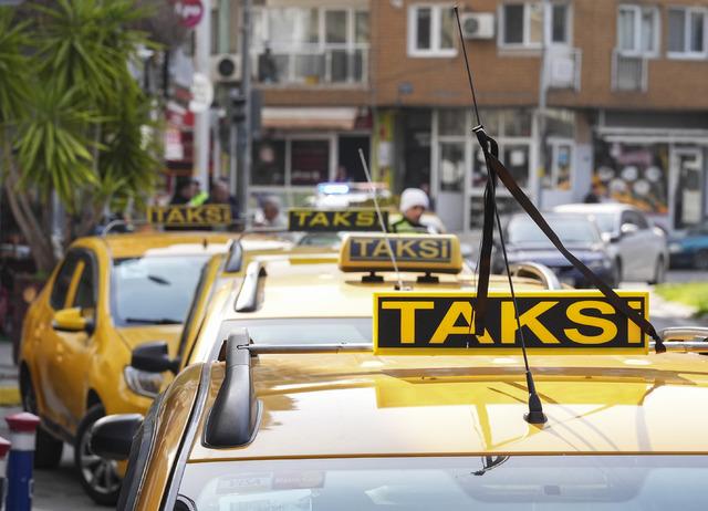 İzmir de &ouml;ld&uuml;r&uuml;len taksici son yolculuğuna uğurlandı 4