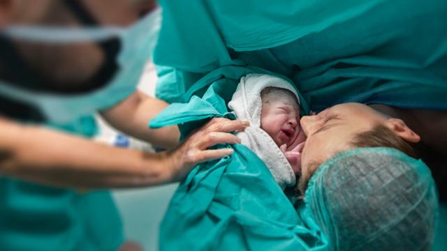 Ebe panikledi, baba doğurttu! Oxford’da inanılmaz anlar