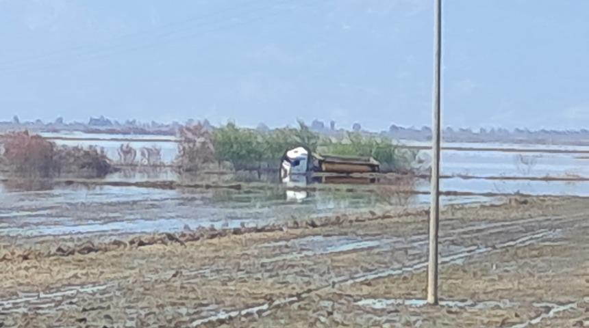 Taşkın sularında yan mahsur kalan tır s&uuml;r&uuml;c&uuml;s&uuml;n&uuml; itfaiye ekipleri kurtardı
