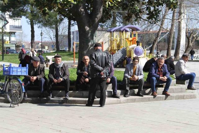 &Ccedil;arşamba&rsquo;da bahar: Vatandaşlar sokağa akın etti 1