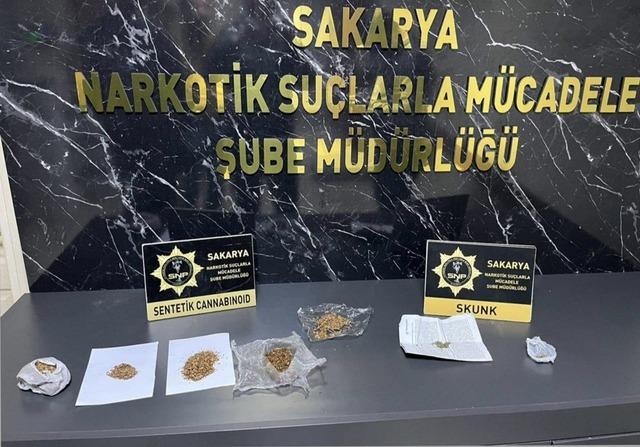 Konum atarak uyuşturucu satanlara polisten su&ccedil;&uuml;st&uuml;: 2 tutuklama 1