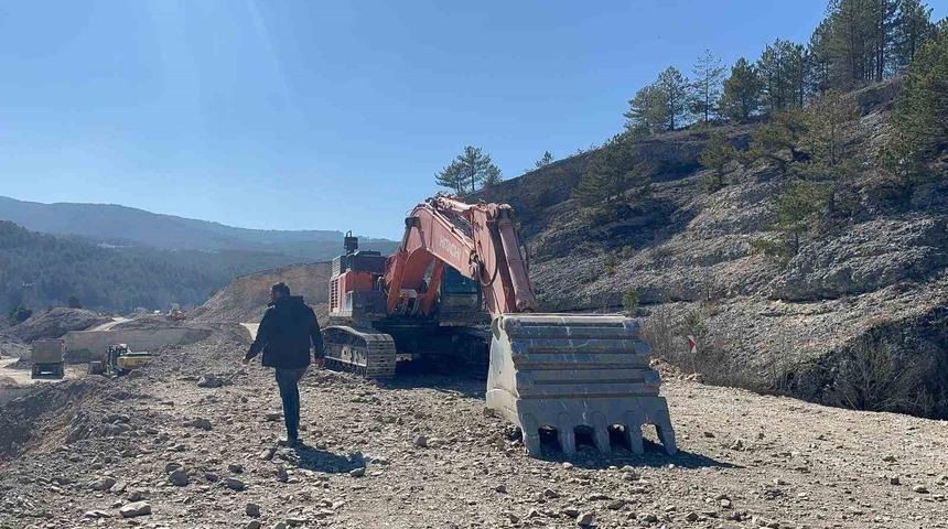 Kastamonu&rsquo;da iş makinesinin 700 litre yakıtı ve elektronik par&ccedil;alarını &ccedil;aldılar