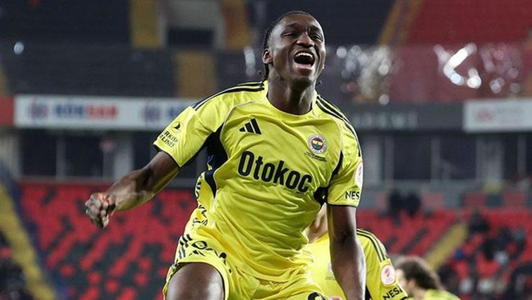 Fransa&rsquo;dan Fenerbah&ccedil;eli Sidiki Cherif e b&uuml;y&uuml;k onur! Avrupa&rsquo;da manşet oldu 2