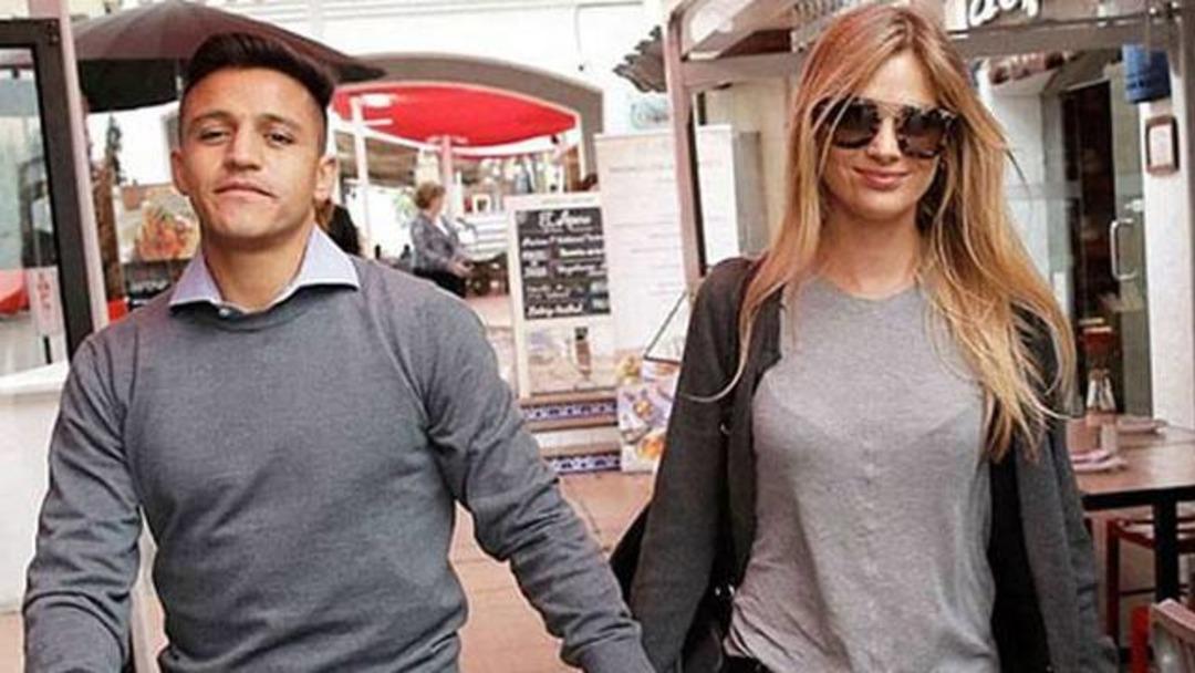 Alexis Sanchez sevgilisi Mayte Rodriguez'in yanında rezil oldu!