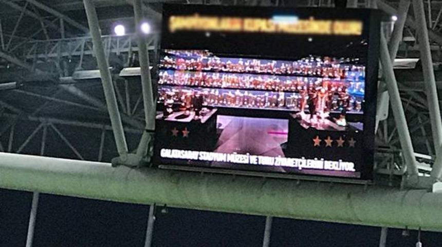 T&uuml;rk Telekom Stadı'nın skorbordundaki fotoğraf tepki &ccedil;ekti