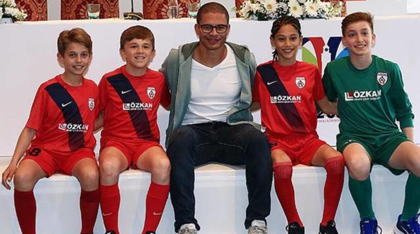 Alex'ten futbol altyapısına destek