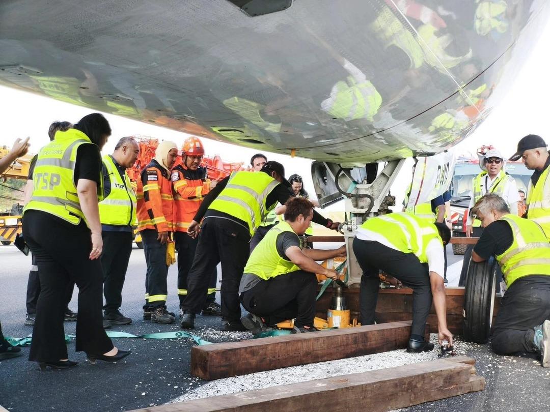 Tayland&rsquo;da korku dolu anlar! Yolcu u&ccedil;ağının iniş takımı koptu, metrelerce s&uuml;r&uuml;klendi 4