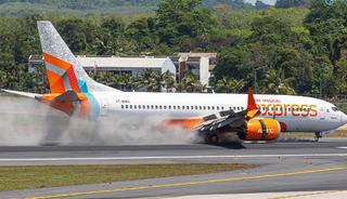 Tayland&rsquo;da korku dolu anlar! Yolcu u&ccedil;ağının iniş takımı koptu