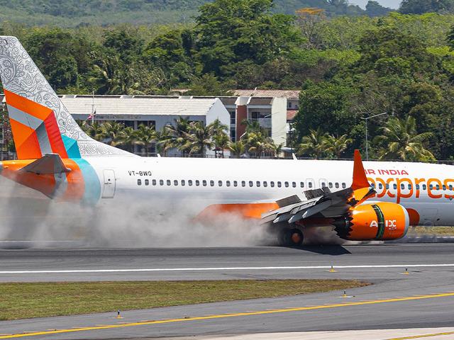 Tayland&rsquo;da korku dolu anlar! Yolcu u&ccedil;ağının iniş takımı koptu, metrelerce s&uuml;r&uuml;klendi
