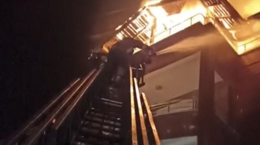 Yozgat'ta 5 katlı apartmanın &ccedil;atı katında &ccedil;ıkan yangın s&ouml;nd&uuml;r&uuml;ld&uuml;