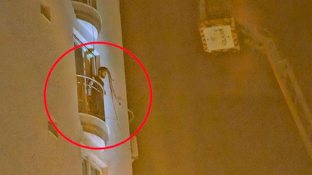 Adana’da ilginç olay! Balkondan böyle bağırdı: “Kolonyanın feri geçiyor!”