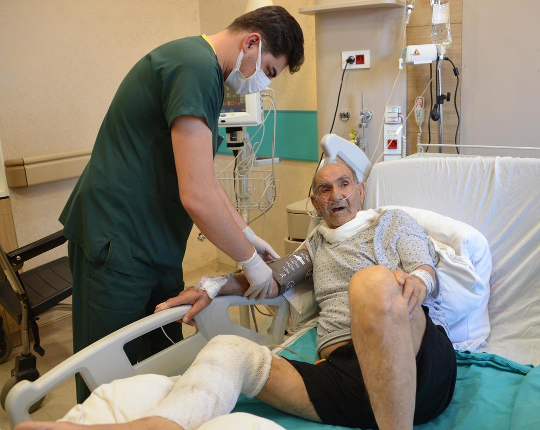 Tıkalı lavaboyu a&ccedil;maya &ccedil;alıştı, kimyasal bacağını yaktı! 2