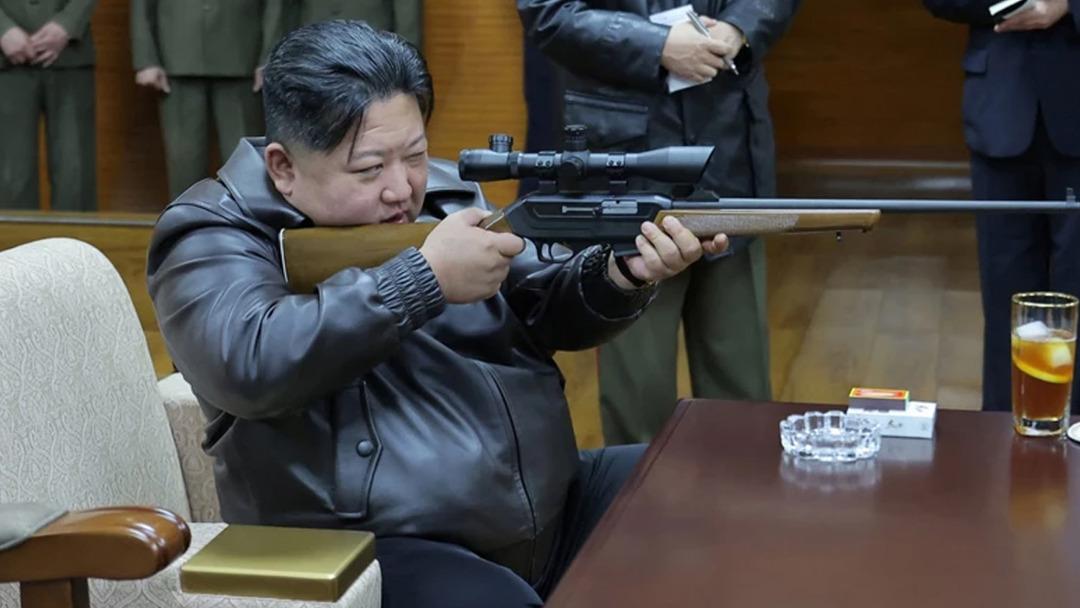 Herkes yapay zeka sandı ama değil! D&uuml;nya Kim Jong-Un ve k&uuml;&ccedil;&uuml;k kızının atış talimini konuşuyor 1