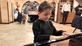 Düzce Belediyesi'nden anlamlı '12 Mart İstiklal Marşı'nın Kabulü' deneyi! Minik piyanist büyük takdir topladı