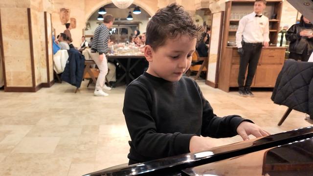 Düzce Belediyesi'nden anlamlı '12 Mart İstiklal Marşı'nın Kabulü' deneyi! Minik piyanist büyük takdir topladı