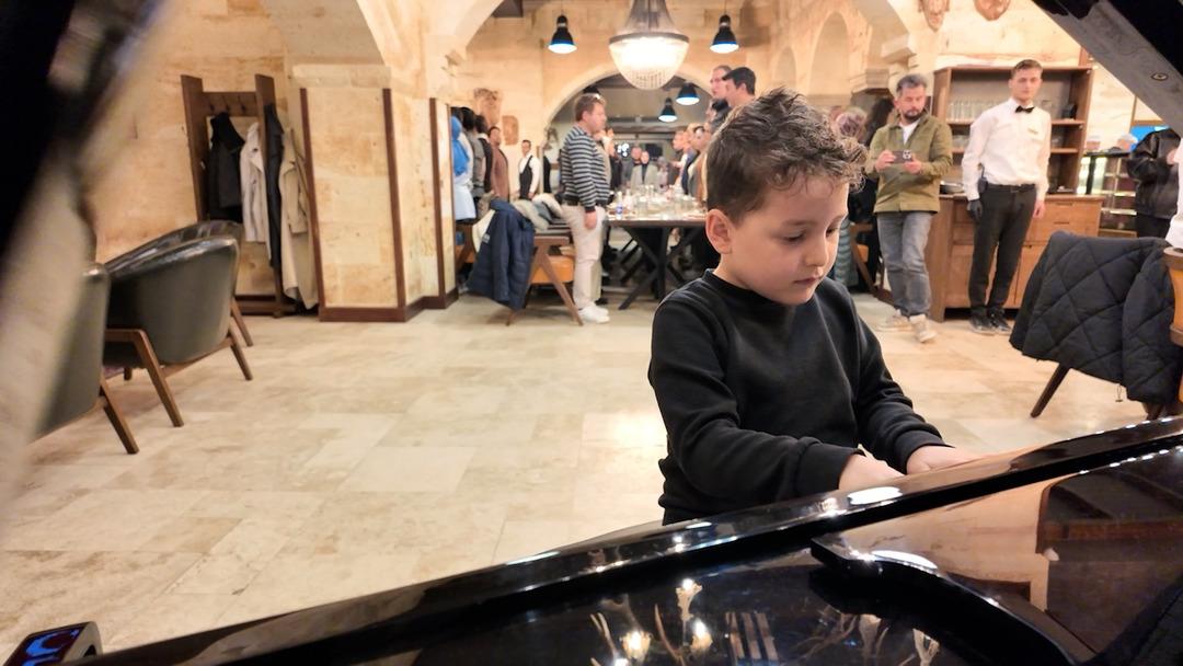 D&uuml;zce Belediyesi nden anlamlı  12 Mart İstiklal Marşı nın Kabul&uuml;  deneyi! Minik piyanist b&uuml;y&uuml;k takdir topladı 10