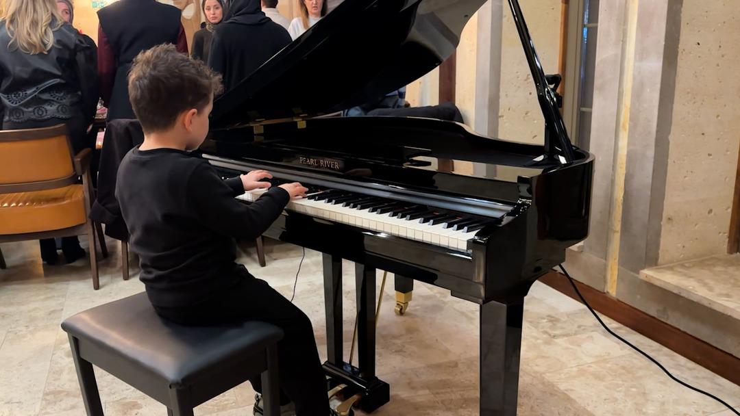 D&uuml;zce Belediyesi nden anlamlı  12 Mart İstiklal Marşı nın Kabul&uuml;  deneyi! Minik piyanist b&uuml;y&uuml;k takdir topladı 11