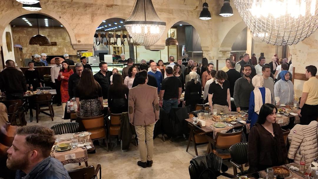 D&uuml;zce Belediyesi nden anlamlı  12 Mart İstiklal Marşı nın Kabul&uuml;  deneyi! Minik piyanist b&uuml;y&uuml;k takdir topladı 12