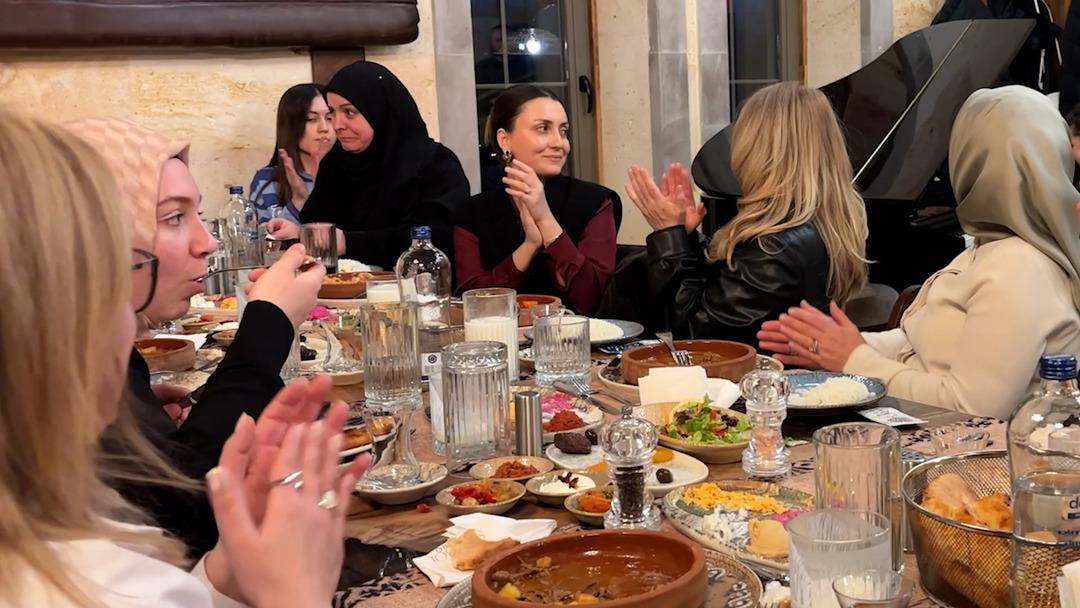 D&uuml;zce Belediyesi nden anlamlı  12 Mart İstiklal Marşı nın Kabul&uuml;  deneyi! Minik piyanist b&uuml;y&uuml;k takdir topladı 13