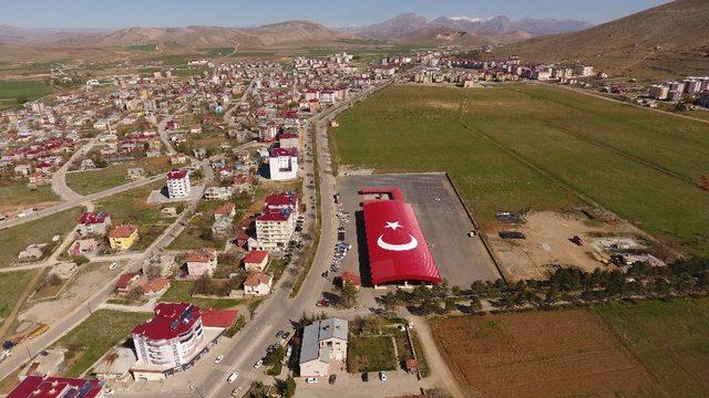 Afşin Belediyesi’nden dev Türk bayrağı