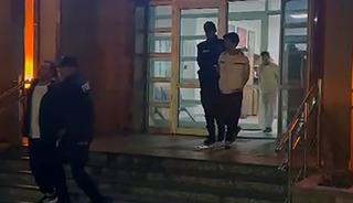 Baba ve oğulları su&ccedil; makinesi &ccedil;ıktı! '&Ccedil;ekirdek &ccedil;ete' yangın merdivenlerinde yakalandı