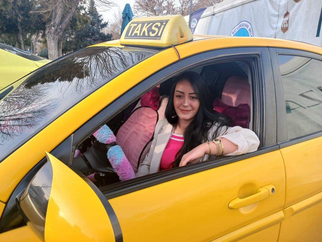 Gezmeyi &ccedil;ok sevdiği i&ccedil;in o mesleği se&ccedil;ti: M&uuml;şteriler i&ccedil;eri girince şaşırıyor 2