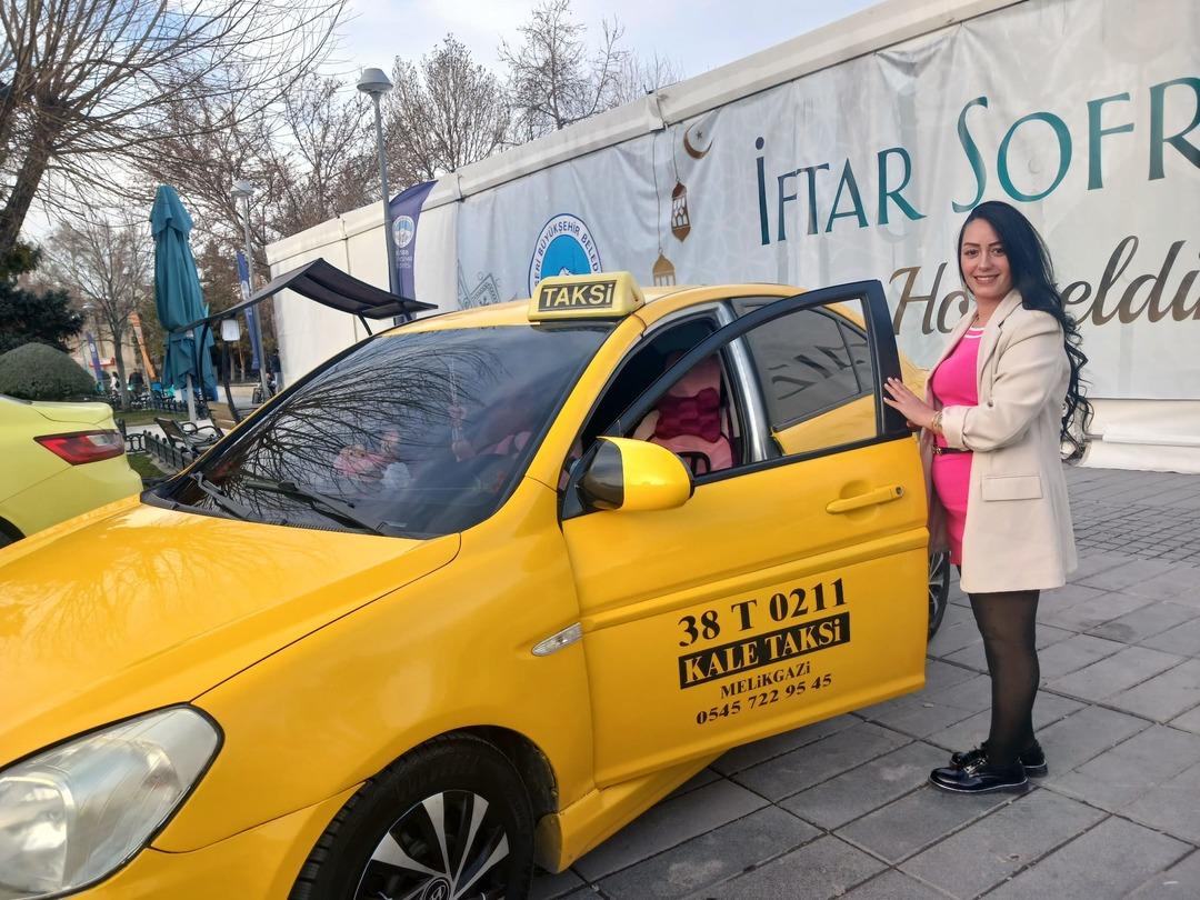 Gezmeyi &ccedil;ok sevdiği i&ccedil;in o mesleği se&ccedil;ti: M&uuml;şteriler i&ccedil;eri girince şaşırıyor 1