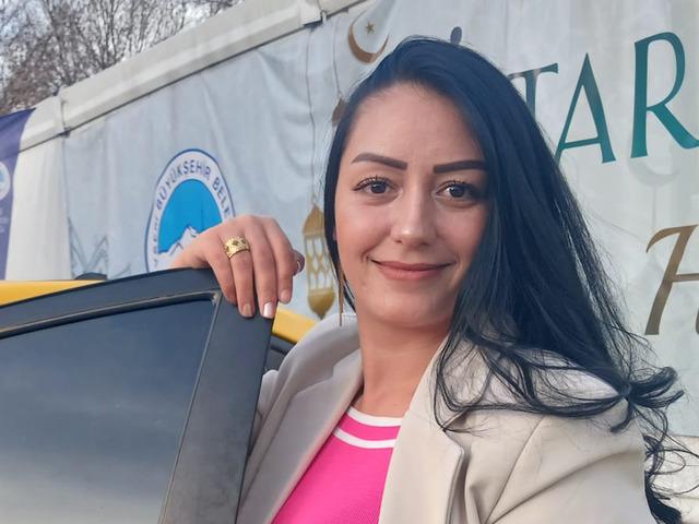 Gezmeyi &ccedil;ok sevdiği i&ccedil;in o mesleği se&ccedil;ti: M&uuml;şteri i&ccedil;eri girince şaşırıyor