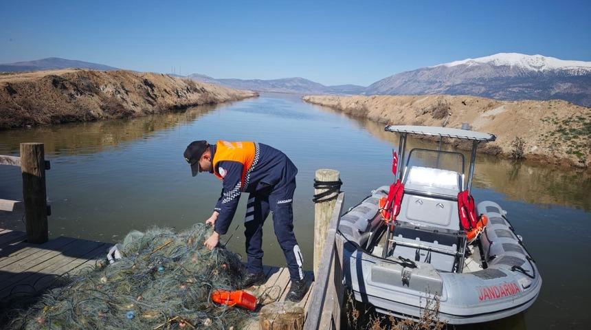 Işıklı Barajında ka&ccedil;ak avcılığa ge&ccedil;it yok 5 bin metre ağ ele ge&ccedil;irildi
