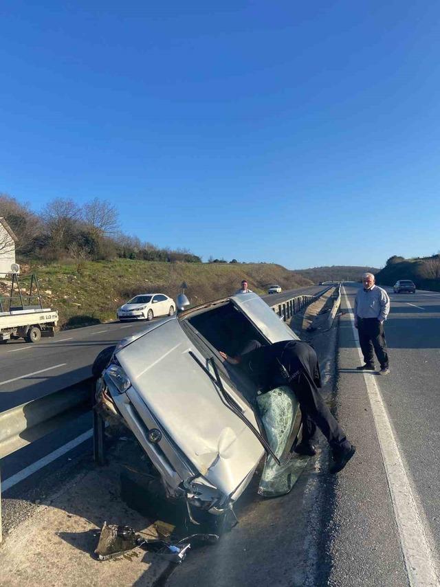 Sakarya&rsquo;da kontrolden &ccedil;ıkan otomobildeki 2 kişi yaralandı 1