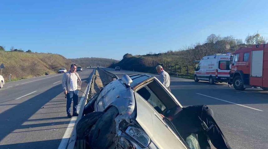 Sakarya&rsquo;da kontrolden &ccedil;ıkan otomobildeki 2 kişi yaralandı