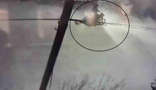 Motosikletle gelip, bor&ccedil;lusunun evine kurşun yağdırdı