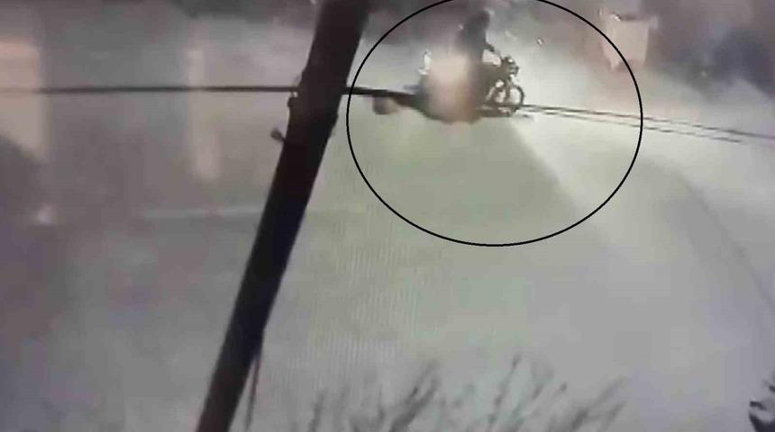 Motosikletle gelip, bor&ccedil;lusunun evine kurşun yağdırdı