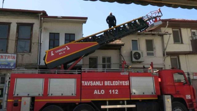 Tavşanlı’da çatı yangını paniğe neden oldu