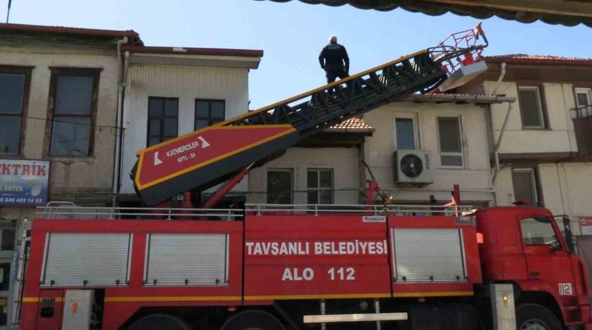 Tavşanlı&rsquo;da &ccedil;atı yangını paniğe neden oldu