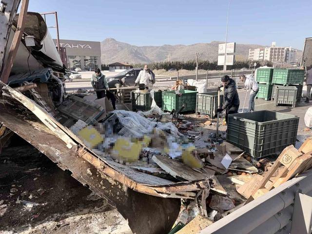 Gıda malzemesi y&uuml;kl&uuml; tır ref&uuml;je girdi: 1 yaralı 3