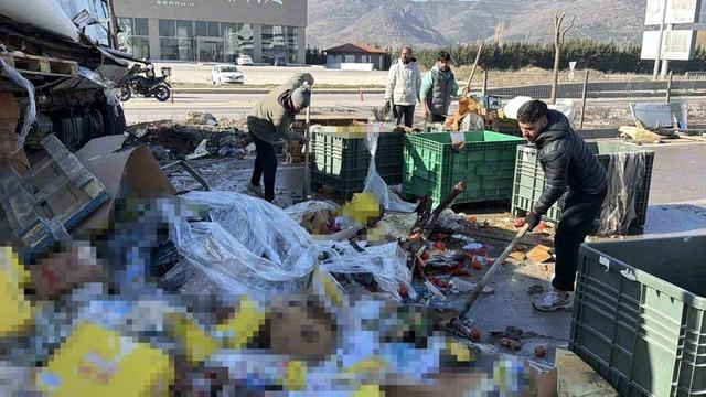 Gıda malzemesi y&uuml;kl&uuml; tır ref&uuml;je girdi: 1 yaralı 2