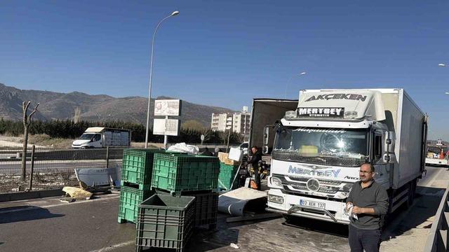 Gıda malzemesi y&uuml;kl&uuml; tır ref&uuml;je girdi: 1 yaralı 1