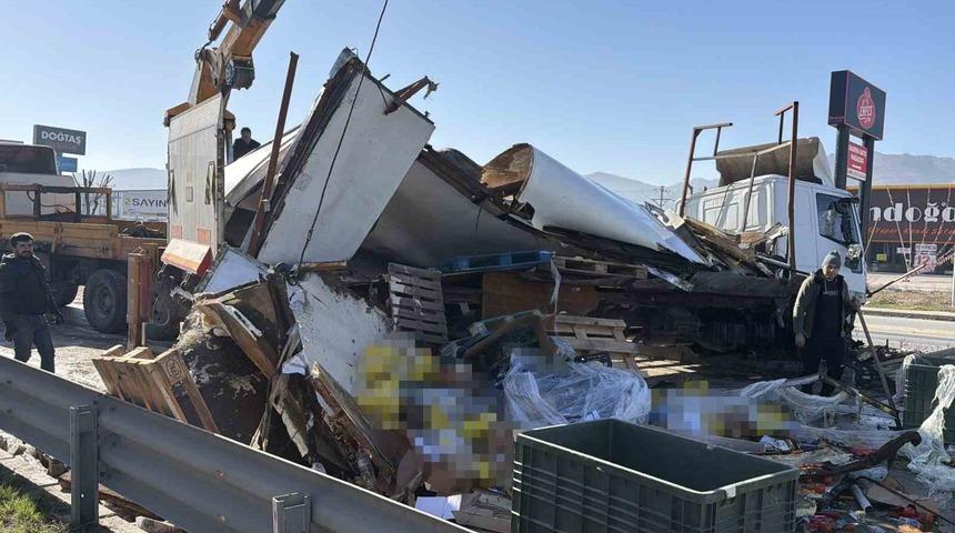 Gıda malzemesi y&uuml;kl&uuml; tır ref&uuml;je girdi: 1 yaralı