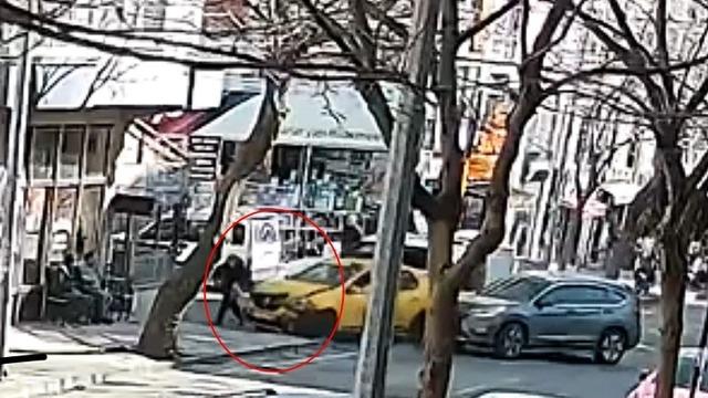 Ezilmekten son anda kurtulan yaşlı kadın kameraya yansıdı