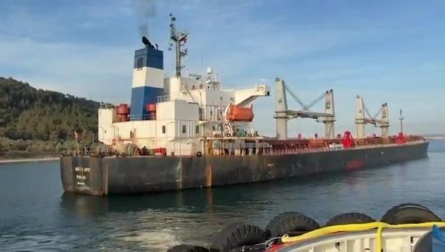 &Ccedil;anakkale Boğazı&rsquo;nda makina arızası nedeniyle karaya oturan gemi kurtarıldı 1