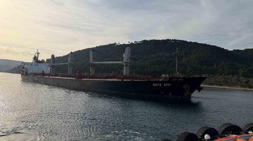 &Ccedil;anakkale Boğazı&rsquo;nda makina arızası nedeniyle karaya oturan gemi kurtarıldı