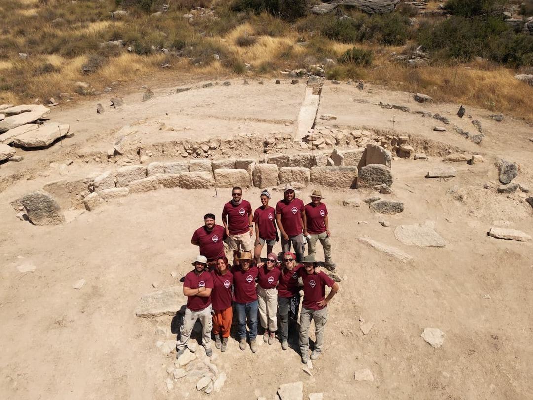 Arkeologlar şaşkına d&ouml;nd&uuml;! 5 bin yıllık dev mezarın i&ccedil;inden hazineler fışkırdı 3
