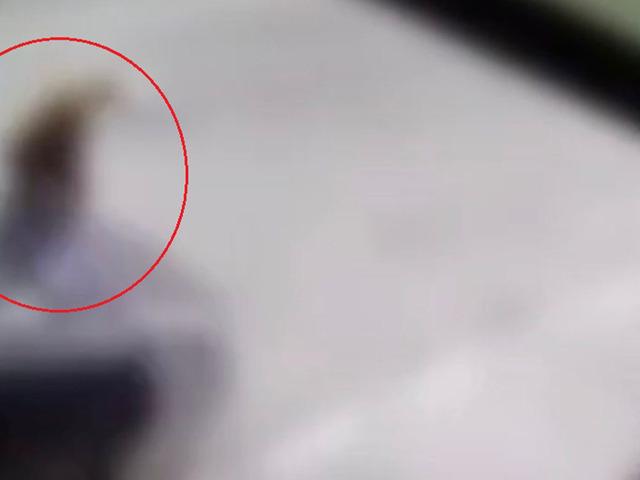 Yaşlı kadını &ouml;ld&uuml;r&uuml;p, kahve keyfi yaptı! Tutuklanmaktan b&ouml;yle kurtuldu