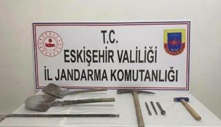 Eskişehir'de ka&ccedil;ak kazı yapan 3 kişi su&ccedil;&uuml;st&uuml; yakalandı