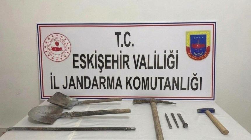 Eskişehir'de ka&ccedil;ak kazı yapan 3 kişi su&ccedil;&uuml;st&uuml; yakalandı