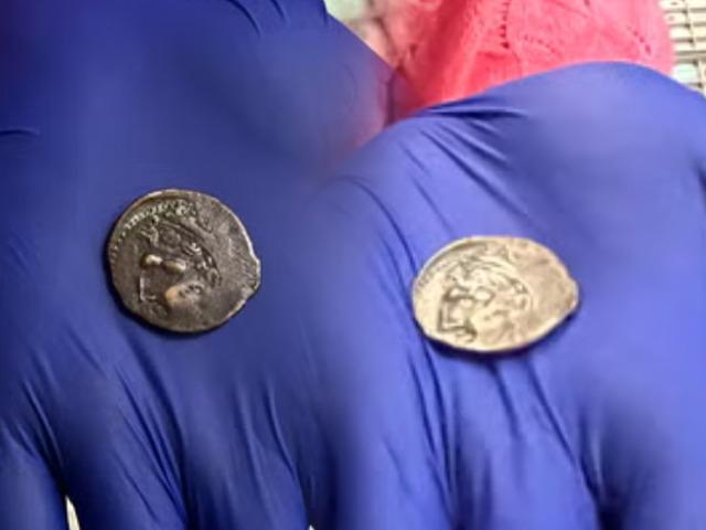 Kimse fark etmedi! Otob&uuml;se binmek i&ccedil;in kullandığı para 2.000 yıllık hazine &ccedil;ıktı 