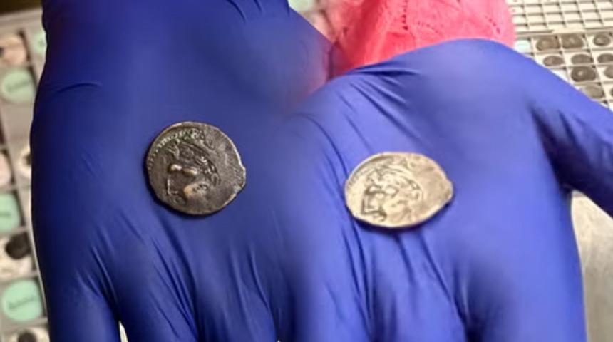 Kimse fark etmedi! Otob&uuml;se binmek i&ccedil;in kullandığı para 2.000 yıllık hazine &ccedil;ıktı 